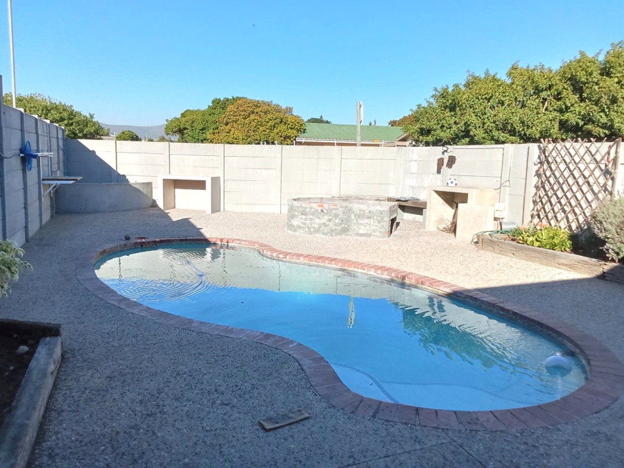 4 Bedroom Property for Sale in Bothasig Western Cape